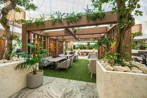 Outdoor dining - Oriental Hotel Okinawa Resort and Spa (Nago)