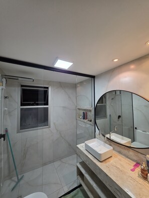 Shower, hair dryer, towels - Comfortable and well-located apartment in Goiânia. Perfect for MotoGP. (Goiânia)