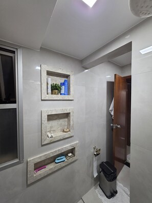Shower, hair dryer, towels - Comfortable and well-located apartment in Goiânia. Perfect for MotoGP. (Goiânia)