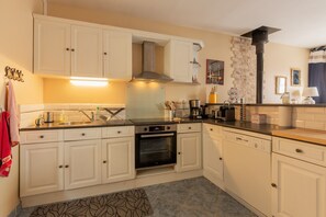 Fridge, microwave, oven, stovetop - Holiday Home "Up to 8 Guests" with Terrace (Mers-les-Bains)