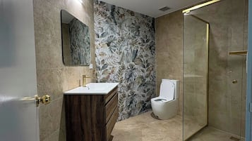 Luxe tweepersoonskamer, 1 kingsize bed | Badkamer