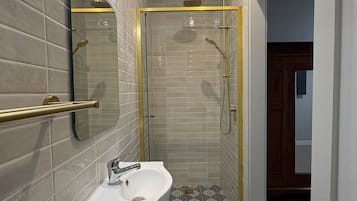 Family Suite, 2 Bedrooms | Bathroom