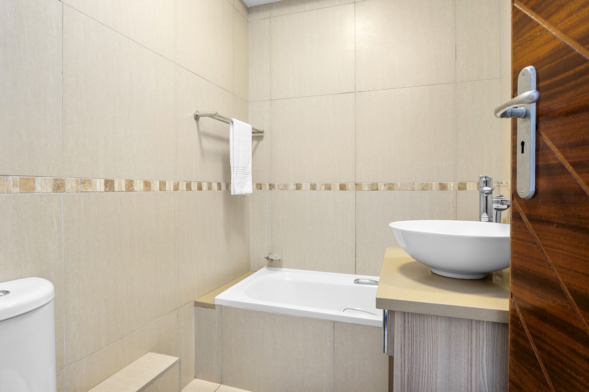 Une salle de bain moderne avec une baignoire, des toilettes et un lavabo.