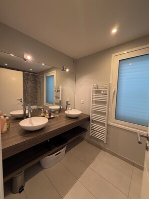 Bathroom - Vrbo Property (Vensac)