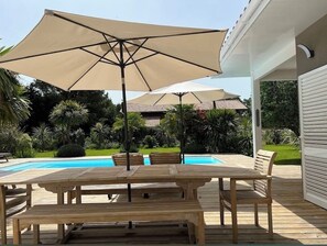 Outdoor dining - Vrbo Property (Vensac)