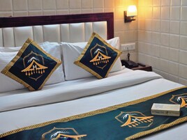 Club Room | Laptop workspace, iron/ironing board, free WiFi, bed sheets