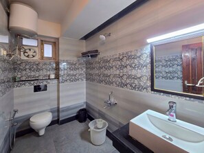 Executive Room | Bathroom | Shower, free toiletries, hair dryer, towels - Kavin Uphar - The Mall (Shimla)