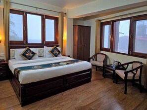 Laptop workspace, iron/ironing board, free WiFi - Kavin Uphar - The Mall (Shimla)