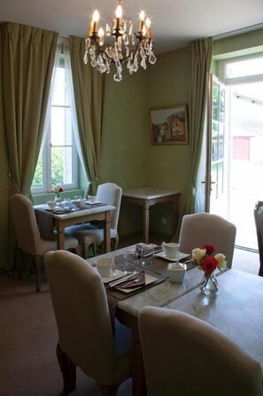 Dining - Domaine Rollan de by (Bégadan)