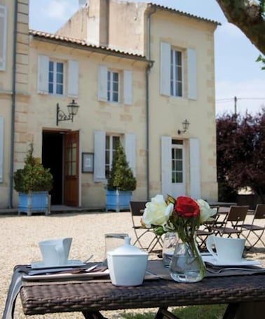 Outdoor dining. Domaine Rollan de by