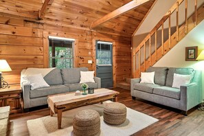Smart TV, chimenea y libros 
