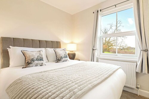 Coronation Cottage - With Woodfired Hot Tub