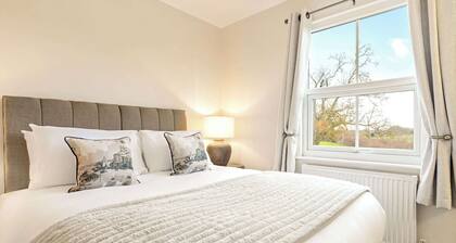 Coronation Cottage - With Woodfired Hot Tub