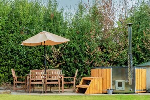 Outdoor dining - Coronation Cottage - With Woodfired Hot Tub (Knightwick)