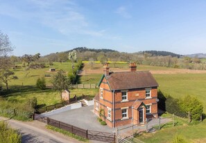 Exterior - Coronation Cottage - With Woodfired Hot Tub (Knightwick)