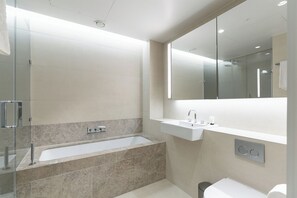 Superior Apartment, 1 Bedroom, Non Smoking, City View | Bathroom | Combined shower/tub, hair dryer, towels, soap - Urban Chic - Aird House (London)
