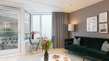 Superior Apartment, 1 Bedroom, Non Smoking, City View | Living area