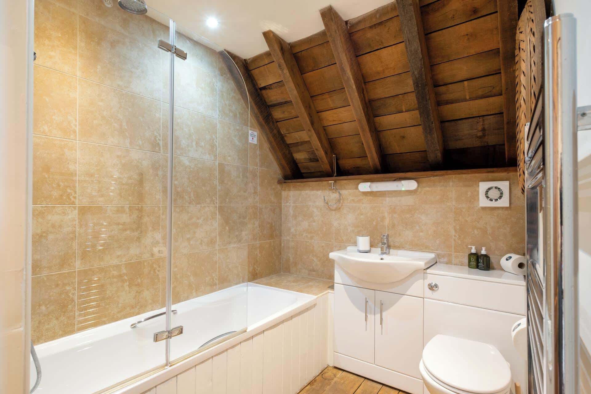 Een badkamer met een bad, een wastafel en een toilet.