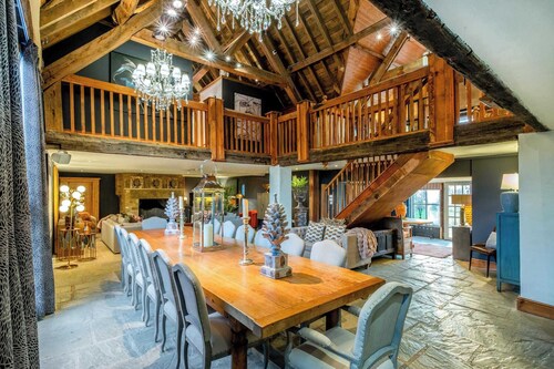 Willowberry Barn - Exclusive Home with Hot Tub