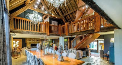 Willowberry Barn - Exclusive Home with Hot Tub