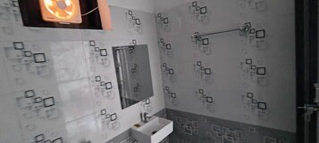 Family Room, Park View | Bathroom | Shower, towels, soap, shampoo