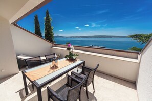 Outdoor dining - Fantastic vacation apartment right by the sea (Crikvenica)