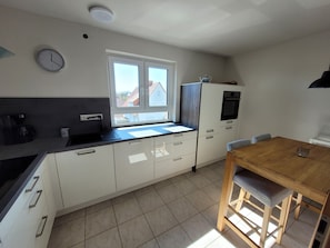 Frigorífico, horno, placa de cocina y lavavajillas