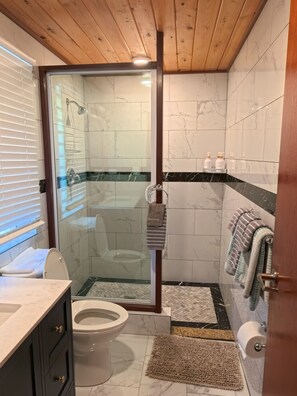 Hair dryer, towels, soap, toilet paper - Serene Family - 4Bed/4Bath Private Ensuite (Cruz Bay)