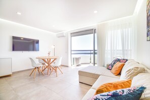 Living area - Cozy 1-bedroom apartment in beautiful Portimão with AC (Portimão)