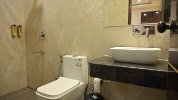 Kahden hengen deluxe-huone, patio | Kylpyhuone