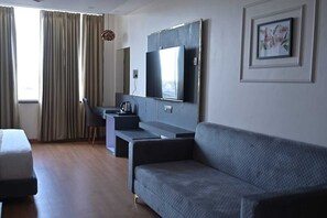 Superior Double Room, Patio | Living area - Hotel Bandiram (Chhatarpur)