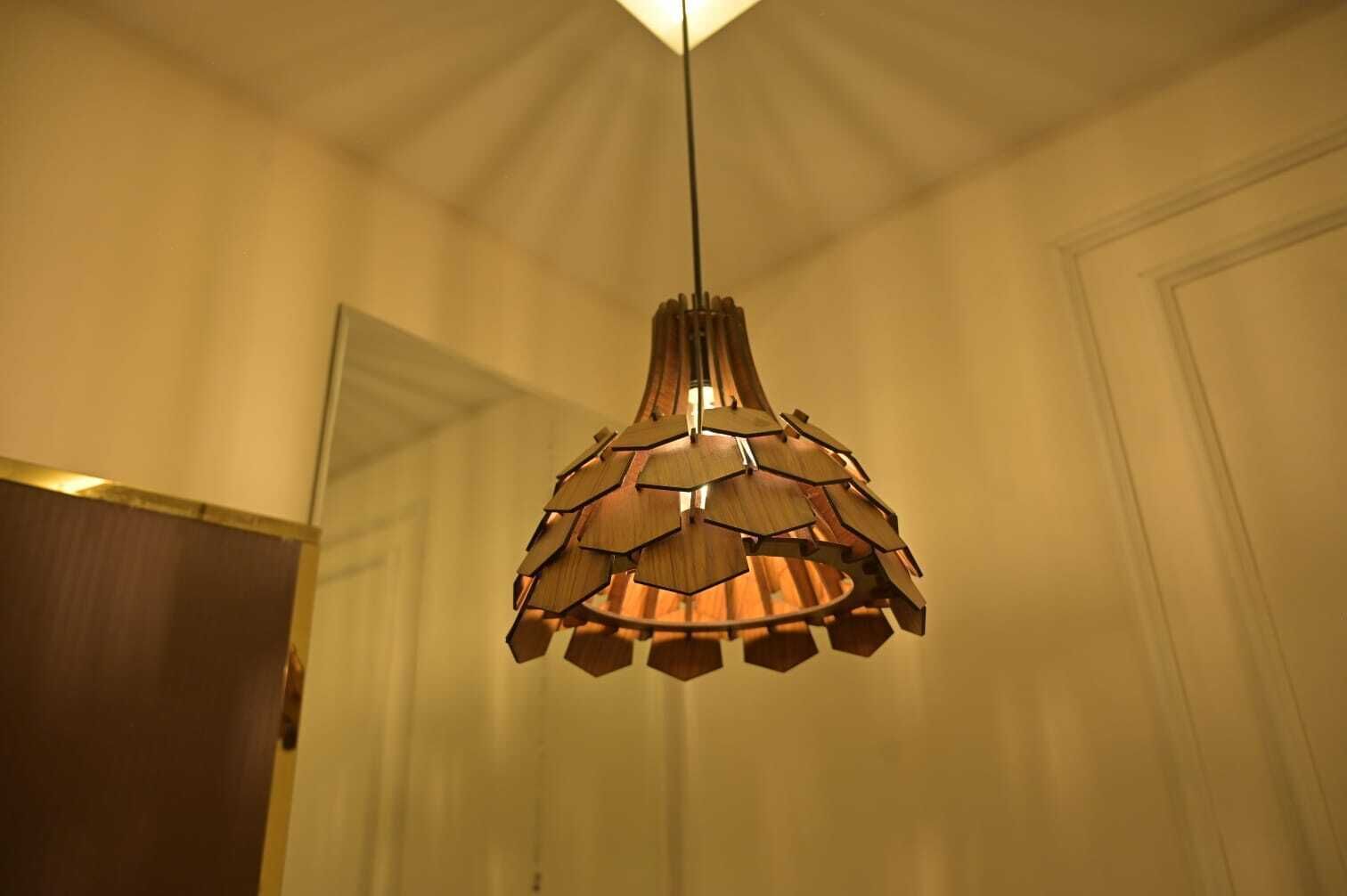 Eine Pendelleuchte mit geometrischem Design.