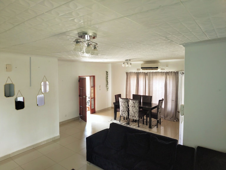 Quaint Secure 3-bedroom House With Ac In Charming Gaborone - 嘉柏隆