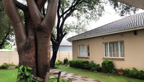 Property grounds - Quaint secure 3-bedroom house with AC in charming Gaborone (Gaborone)