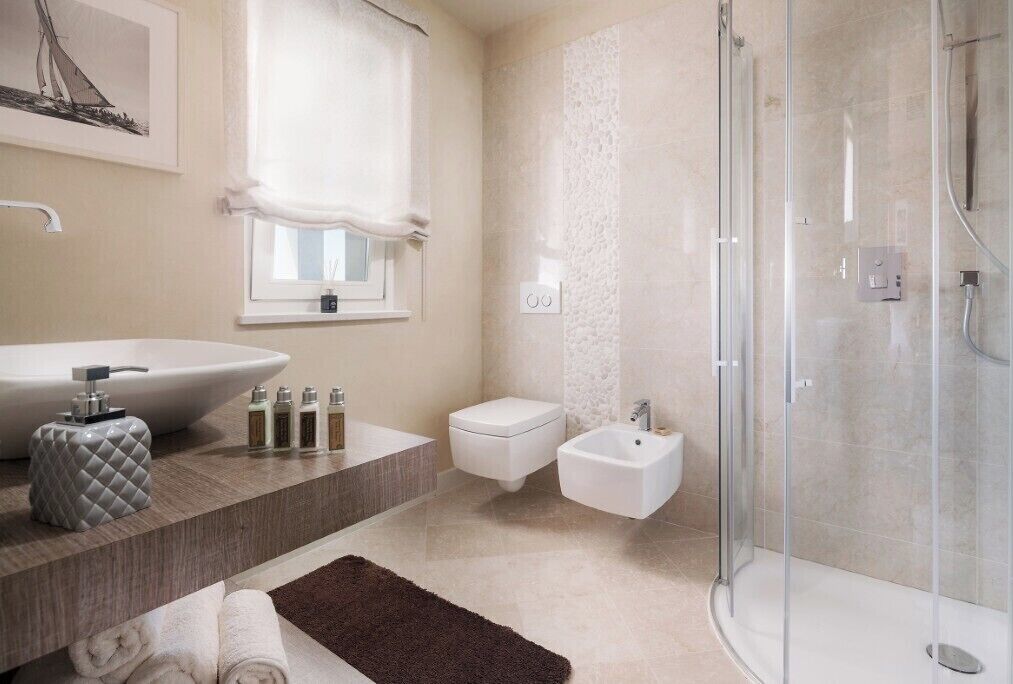 Douche, séchoir à cheveux, bidet, serviettes fournies