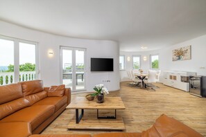 Living area - Exclusive 180 m² villa with pool, billiards, 4 bedrooms and fantastic sea views (Crikvenica)