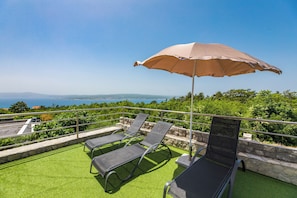 Terrace/patio - Exclusive 180 m² villa with pool, billiards, 4 bedrooms and fantastic sea views (Crikvenica)