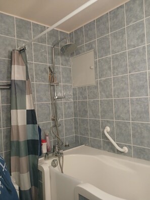 Haartrockner, Handtücher, Seife, Toilettenpapier