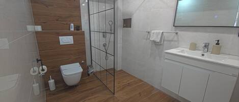 Haartrockner, Handtücher, Seife, Toilettenpapier