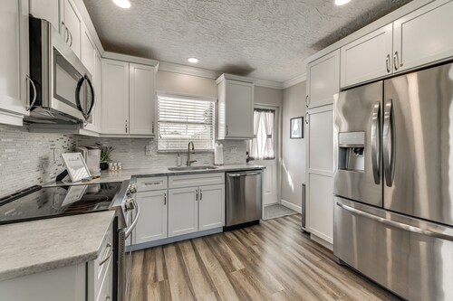 5 Mi to Riverwalk: Bradenton Family Home w/ Yard