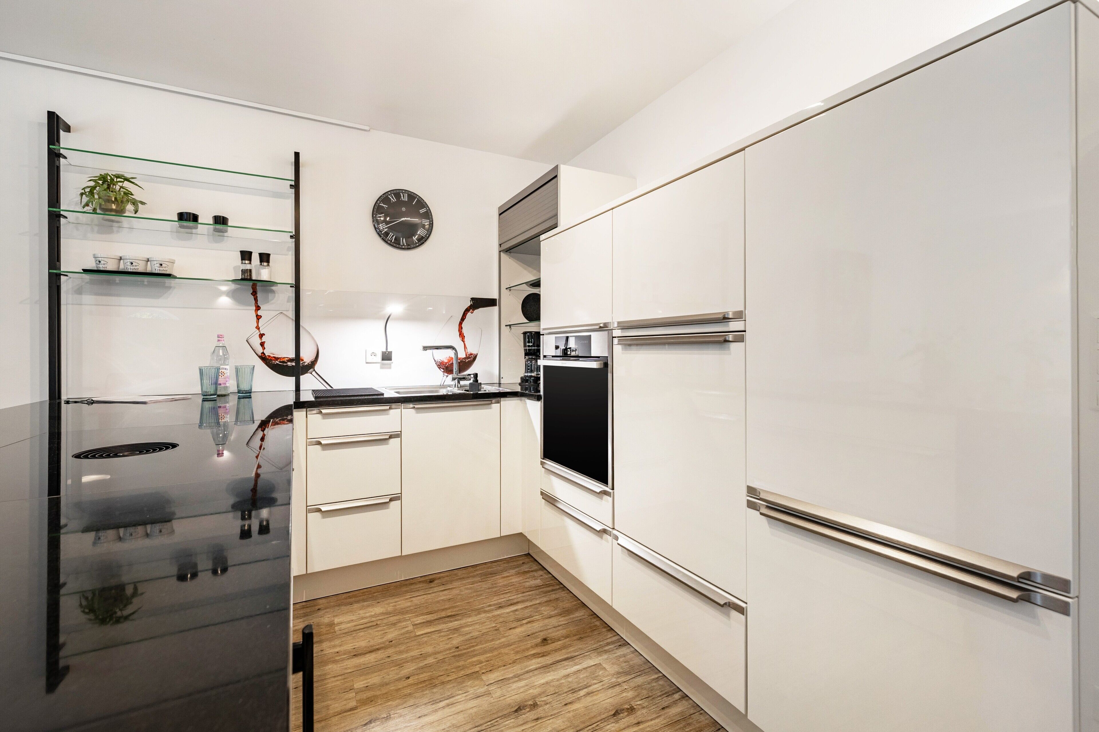Wasserkocher mit Kaffee-/Teezubehör, Kühlschrank, Herdplatte