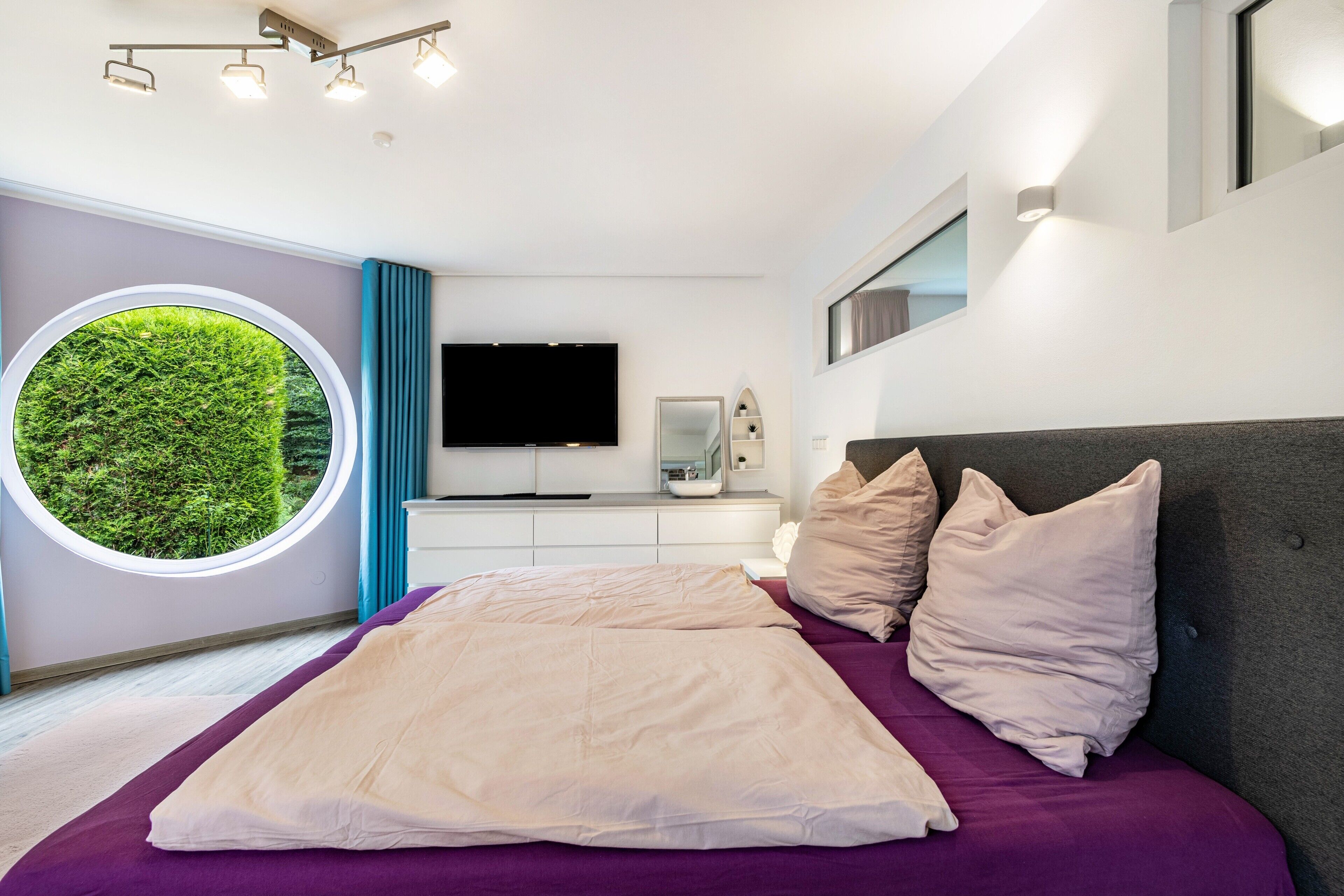 2 bedrooms, iron/ironing board, WiFi