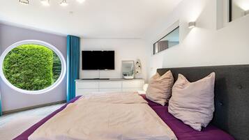 2 bedrooms, iron/ironing board, WiFi