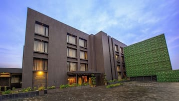 Fachada de la propiedad por la tarde o noche