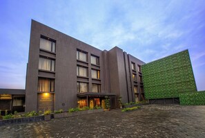 Front of property - evening/night - Purple Elephant Luxury Business Hotel (Kanayannur)