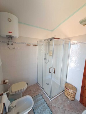 Douche, sèche-cheveux, bidet, savon