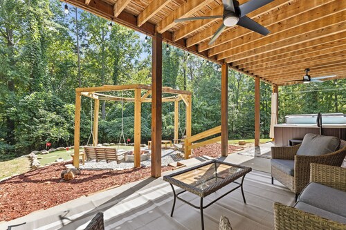 < 1 Mi to Lake Blue Ridge: Forest-view Gem w/ Deck