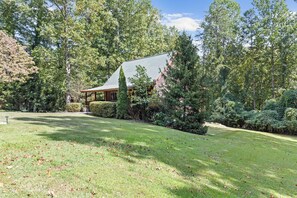 Interior - < 1 Mi to Lake Blue Ridge: Forest-view Gem w/ Deck (Morganton)