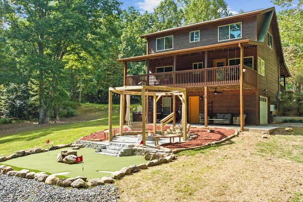 < 1 Mi To Lake Blue Ridge: Forest-view Gem W/ Deck - Blue Ridge, GA