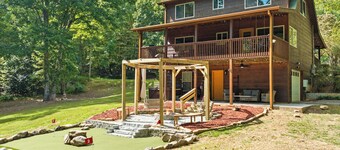< 1 Mi to Lake Blue Ridge: Forest-view Gem w/ Deck